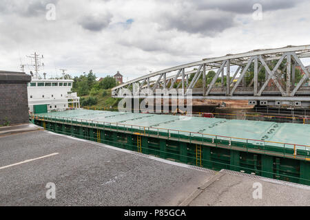 Arklow ribelle di 13 anni General Cargo dall Irlanda viaggia lungo il Manchester Ship Canal, attraverso l'apertura a ponte girevole a Stockton Heath Foto Stock