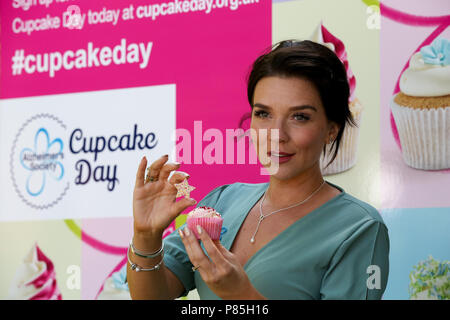 Candice il marrone 2016 Great British Precotti vincitore assiste il morbo di Alzheimer della società Cupcake giorno pop up in London Southbank in testa fino a Cupcake Day il 14 giugno 2018. Dotato di: Candice Brown dove: Londra, Regno Unito quando: 08 giu 2018 Credit: Dinendra Haria/WENN Foto Stock