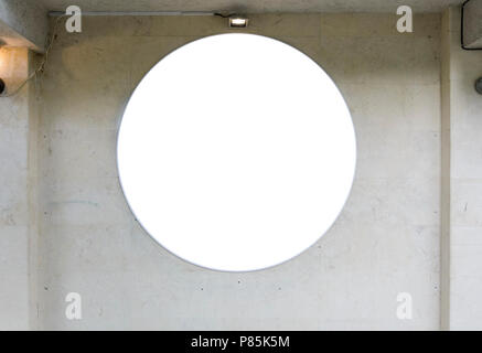 Round intestazione vuota su una parete con illuminazione, luogo per il testo Foto Stock