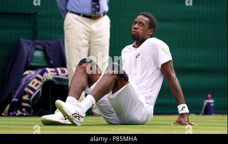 Gael Monfils scivola durante la sua partita il giorno sette del Wimbledon Championships all'All England Lawn tennis and Croquet Club, Wimbledon. Foto Stock