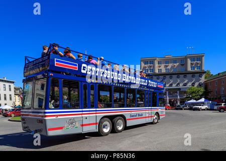 Gettysburg, PA, Stati Uniti d'America - 7 Luglio 2018: una gita in autobus passa attraverso il centro della città caricata con i visitatori del campo di battaglia. Foto Stock