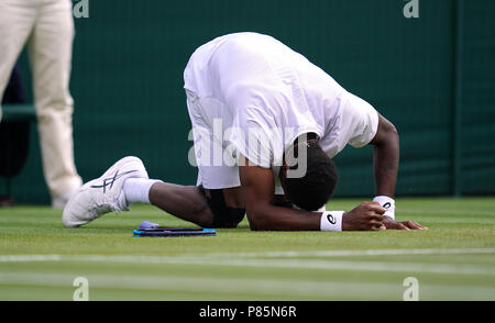 Gael Monfils scivola durante la sua partita il giorno sette del Wimbledon Championships all'All England Lawn tennis and Croquet Club, Wimbledon. Foto Stock