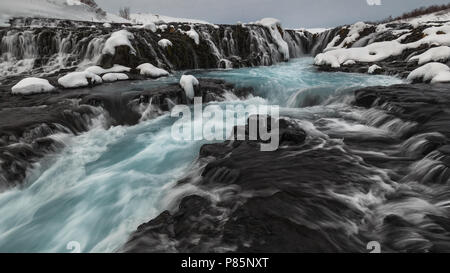 Blu cascata Bruarfoss in inverno in Islanda Foto Stock