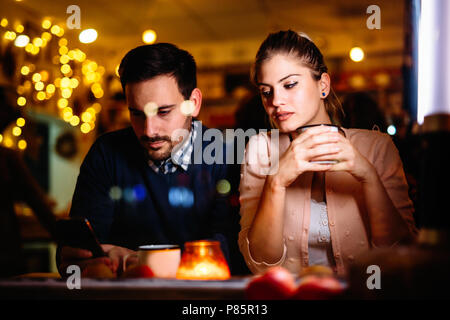 Triste giovane avente i conflitti e i problemi di relazione Foto Stock