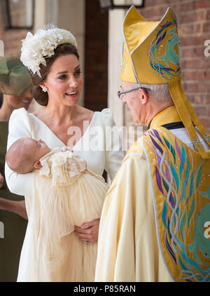 La Duchessa di Cambridge parla all Arcivescovo di Canterbury Justin Welby come arriva a trasportare il principe Luigi per il suo servizio di battesimo presso la Cappella Reale, il St James's Palace di Londra. Foto Stock