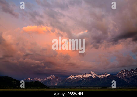 WY02759-00...WYOMING - nuvole temporalesche a sunrise oltre la gamma Teton nel Parco Nazionale di Grand Teton. Foto Stock