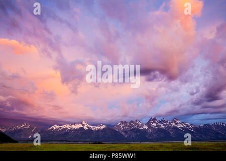 WY02761-00...WYOMING - nuvole temporalesche a sunrise oltre la gamma Teton visto dall'Antelope Flats Road nel Parco Nazionale di Grand Teton. Foto Stock