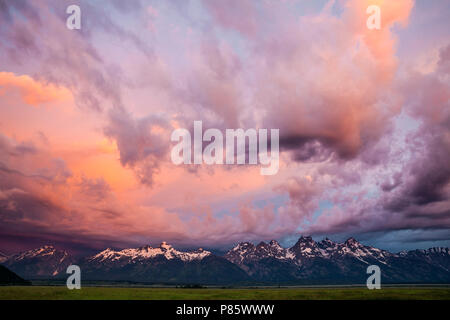 WY02762-00...WYOMING - nuvole temporalesche a sunrise oltre la gamma Teton visto dall'Antelope Flats Road nel Parco Nazionale di Grand Teton. Foto Stock