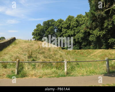 " Berry Mount' è il tumulo di ripida o antico castello motte, che sono state tagliate con una fossa profonda sul confine del Sassone chiesa a Earls Barton Foto Stock