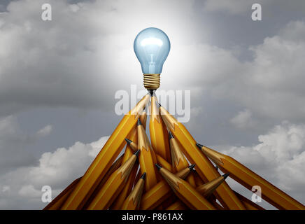 Picco creativo e creatività altezza del concetto di successo come un gruppo di matite conformata come una montagna alta con una luce incandescente lampadina sulla parte superiore. Foto Stock