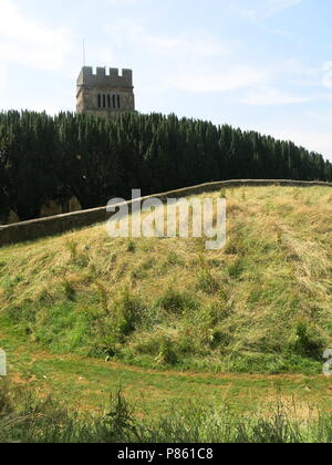 " Berry Mount' è il tumulo di ripida o antico castello motte, che sono state tagliate con una fossa profonda sul confine del Sassone chiesa a Earls Barton Foto Stock