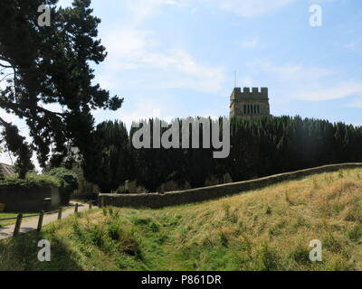 " Berry Mount' è il tumulo di ripida o antico castello motte, che sono state tagliate con una fossa profonda sul confine del Sassone chiesa a Earls Barton Foto Stock