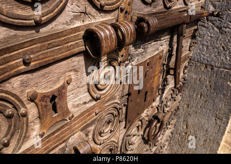 Dettagli del scrollwork e vite di ferro sulla porta di Sant esteve chiesa in Llanars, Catalogna, Spagna Foto Stock