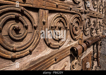 Dettagli del scrollwork e vite di ferro sulla porta di Sant esteve chiesa in Llanars, Catalogna, Spagna Foto Stock