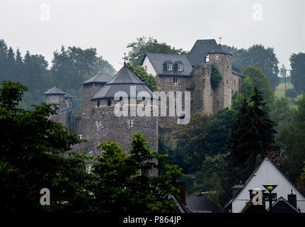 Monschau nella regione Eifel della Germania nord-occidentale vicino al confine con il Belgio. Giugno 2018 La città è situato nelle colline a nord di Eifel, entro Foto Stock