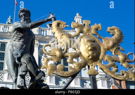 Manierista fiammingo Fontanna Neptuna (Fontana di Nettuno) e manierista olandese Dwor Artusa (Artus Court) su Dlugi Targ (Mercato Lungo) nelle principali città in hist Foto Stock