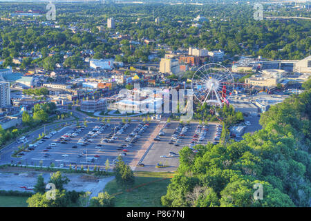 Un'antenna del centro cittadino di Niagara Falls durante il giorno Foto Stock