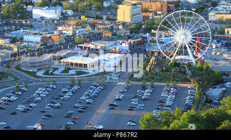 Un' antenna downtown Niagara Falls durante il giorno Foto Stock