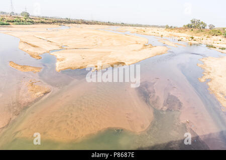 Indian River con acqua pulita nel letto di sabbia con griglia di alimentazione cavo sottofondo di posa. Foto Stock