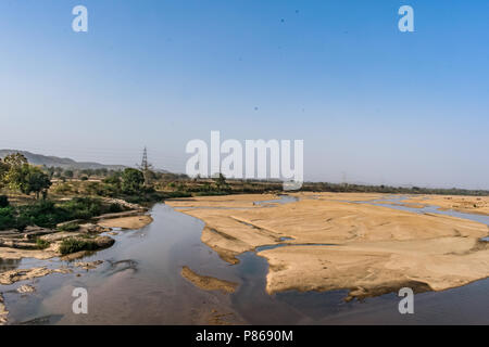 Indian River con acqua pulita nel letto di sabbia con griglia di alimentazione cavo sottofondo di posa. Foto Stock