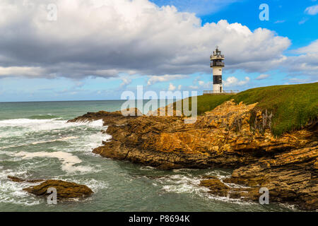 Un piccolo faro sulla costa atlantica della Spagna, vicino alla piccola città di Ribadeo Foto Stock