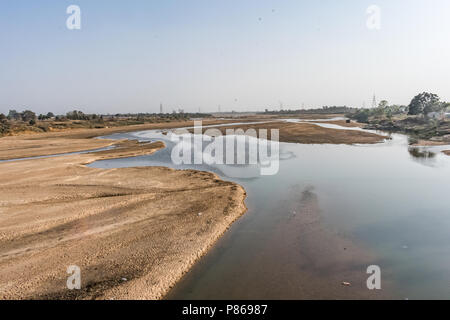 Indian River con acqua pulita nel letto di sabbia con griglia di alimentazione cavo sottofondo di posa. Foto Stock