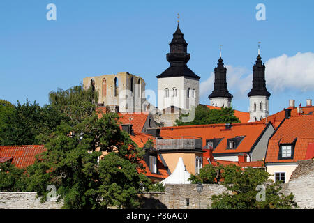 Le torri della cattedrale di Visby sui tetti medievali di città anseatica nell isola di Gotland, Svezia. Foto Stock