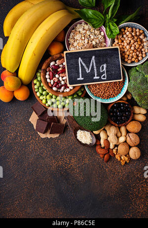 Assortimento di cibi contenenti magnesio Foto Stock
