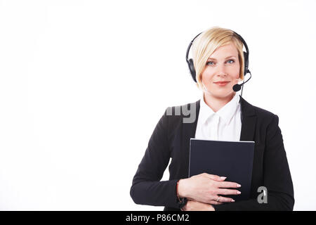 Operatore di call center, donna bionda vestita in giacca nera apposita cartella prima di sfondo bianco con copyspace Foto Stock