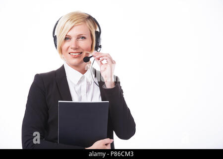 Sorridente operatore di call center, donna bionda vestita in giacca nera apposita cartella prima di sfondo bianco con copyspace Foto Stock