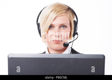 Operatore di call center, donna bionda vestita in giacca nera a lavorare con il computer portatile prima di sfondo bianco Foto Stock