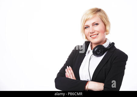Sorridente operatore di call center, donna bionda vestita in giacca nera prima di sfondo bianco con copyspace Foto Stock