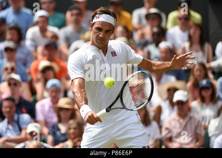 Londra, Regno Unito. 9 Luglio, 2018. Roger Federer colpisce un ritorno durante gli uomini singoli quarto round match contro Adrian Mannarino della Francia al campionati di Wimbledon 2018 a Londra, in Gran Bretagna il 9 luglio 2018. Roger Federer ha vinto 3-0. (Xinhua/Stephen Chung) Credito: Xinhua/Alamy Live News Foto Stock