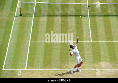 Londra, Regno Unito. 9 Luglio, 2018. Roger Federer serve durante gli uomini singoli quarto round match contro Adrian Mannarino della Francia al campionati di Wimbledon 2018 a Londra, in Gran Bretagna il 9 luglio 2018. Roger Federer ha vinto 3-0. (Xinhua/Stephen Chung) Credito: Xinhua/Alamy Live News Foto Stock