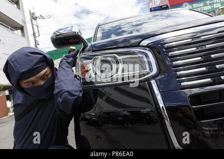 9 luglio 2018 - Yokohama, Giappone - un tassista vestito in costume Ninja in posa per una fotografia accanto al suo esterno cabina Sanwa Koutsu gruppo compagnia di taxi a Yokohama. Yokohama basata su provider taxi Sanwa Koutsu Group ha lanciato un nuovo servizio chiamato ''Ninja de Taxi'' per attirare gli enti locali e i clienti esteri. Il ninja costume cab driver forniscono un esperienza unica per i clienti, mostrando la loro abilità ninja, quali passi veloci e i segni delle dita. Il ninja taxi service è avviato a partire dalla metà di giugno e può essere prenotato sul loro sito web (disponibile in Inglese, Cinese e Giapponese) con un costo aggiuntivo (1.000 JPY Foto Stock