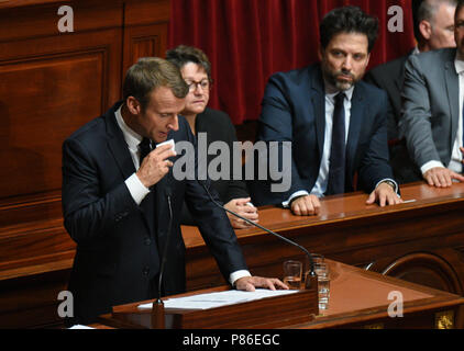 Versailles, Francia. 9 Luglio, 2018. Il Presidente francese Emmanuel Macron offre un discorso al congresso francese, che consiste di entrambi i rappresentanti dell'Assemblea nazionale e del Senato. Le President francais Emmanuel Macron s'adresse au Congres. *** La Francia / nessuna vendita di supporti in francese.Credit: Fotografia Idealink/Alamy Live News Foto Stock