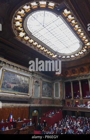 Versailles, Francia. 9 Luglio, 2018. Il Presidente francese Emmanuel Macron offre un discorso al congresso francese, che consiste di entrambi i rappresentanti dell'Assemblea nazionale e del Senato. Le President francais Emmanuel Macron s'adresse au Congres. *** La Francia / nessuna vendita di supporti in francese.Credit: Fotografia Idealink/Alamy Live News Foto Stock