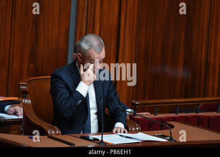 Versailles, Francia. 9 Luglio, 2018. Francois de Rugy ascolta il presidente francese Emmanuel Macron il discorso al Congresso. Francois de Rugy Lors du discours d'Emmanuel Macron devant le Congres. *** La Francia / nessuna vendita di supporti in francese.Credit: Fotografia Idealink/Alamy Live News Foto Stock