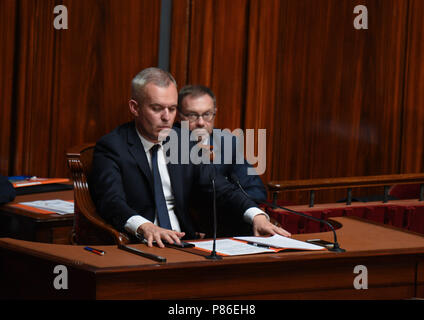 Versailles, Francia. 9 Luglio, 2018. Francois de Rugy ascolta il presidente francese Emmanuel Macron il discorso al Congresso. Francois de Rugy Lors du discours d'Emmanuel Macron devant le Congres. *** La Francia / nessuna vendita di supporti in francese.Credit: Fotografia Idealink/Alamy Live News Foto Stock