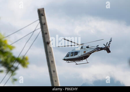 Mae Sai, Chiang Rai, Thailandia. 9 Luglio, 2018. Un Royal Thai elicottero della polizia si vola per evacuare la quinta persona dal Tham Luang grotta per un ospedale in Chiang Mai Credito: Adryel Talamantes/ZUMA filo/Alamy Live News Foto Stock