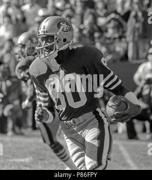 Novembre 15, 1987 - San Francisco, California, Stati Uniti - San Francisco 49ers vs New Orleans Saints al Candlestick Park Domenica, 15 novembre 1987. Santi beat 49ers 26-24. San Francisco Jerry Rice eseguire dopo la cattura di pass. (Credito Immagine: © Al Golub via ZUMA filo) Foto Stock