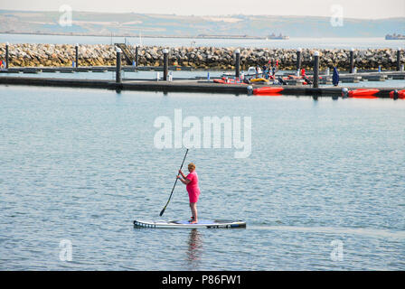 Il Dorset. Il 9 luglio 2018. Una donna va paddle-imbarco nella soleggiata Portland harbour Credit: stuart fretwell/Alamy Live News Foto Stock