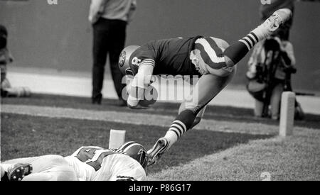 Dicembre 20, 1987 - San Francisco, California, Stati Uniti - San Francisco 49ers vs Atlanta Falcons al Candlestick Park domenica 20 dicembre, 1987. 49ers battere i falchi 35-7. San Francisco 49ers Quarterback Steve giovani (8) Immersioni per un touchdown. (Credito Immagine: © Al Golub via ZUMA filo) Foto Stock