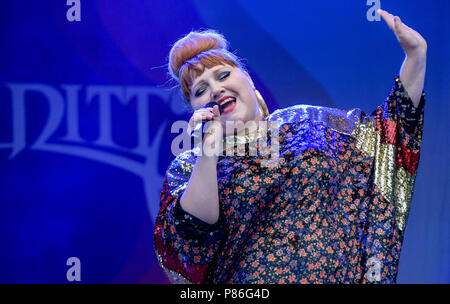 Amburgo, Germania. 09 Luglio, 2018. Il cantante-cantautore Beth Ditto in piedi sul palco durante il Stadtpark concerto all'aperto. Credito: Axel Heimken/dpa/Alamy Live News Foto Stock