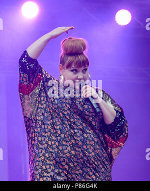 Amburgo, Germania. 09 Luglio, 2018. Il cantante-cantautore Beth Ditto in piedi sul palco durante il Stadtpark concerto all'aperto. Credito: Axel Heimken/dpa/Alamy Live News Foto Stock