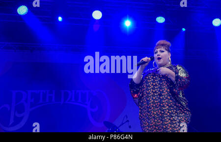 Amburgo, Germania. 09 Luglio, 2018. Il cantante-cantautore Beth Ditto in piedi sul palco durante il Stadtpark concerto all'aperto. Credito: Axel Heimken/dpa/Alamy Live News Foto Stock