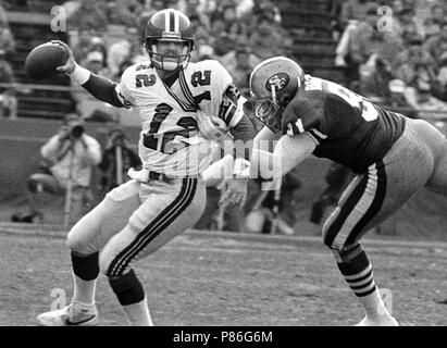 Dicembre 20, 1987 - San Francisco, California, Stati Uniti - San Francisco 49ers vs Atlanta Falcons al Candlestick Park domenica 20 dicembre, 1987. 49ers battere i falchi 35-7. San Francisco 49ers difensivo fine Larry Roberts (91) afferra Atlanta Falcon Quarterback Chris Miller (credito Immagine: © Al Golub via ZUMA filo) Foto Stock