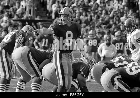 Dicembre 20, 1987 - San Francisco, California, Stati Uniti - San Francisco 49ers vs Atlanta Falcons al Candlestick Park domenica 20 dicembre, 1987. 49ers battere i falchi 35-7. San Francisco 49ers Quarterback Steve giovani (credito Immagine: © Al Golub via ZUMA filo) Foto Stock