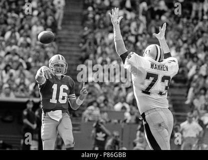 Novembre 15, 1987 - San Francisco, California, Stati Uniti - San Francisco 49ers vs New Orleans Saints al Candlestick Park Domenica, 15 novembre 1987. Santi beat 49ers 26-24. San Francisco 49ers Quarterback Joe Montana (16) passa al di sopra di New Orleans Saints difensivo fine Frank Warren (credito Immagine: © Al Golub via ZUMA filo) Foto Stock