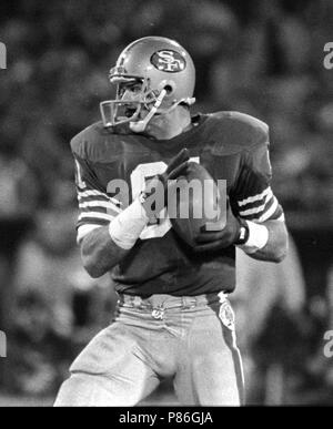 Dicembre 19, 1986 - San Francisco, California, Stati Uniti - San Francisco 49ers vs. Los Angles Rams al Candlestick Park Venerdì, Dicembre 19, 1986. 49ers battere Rams 24-14. San Francisco 49ers manualmente l'estremità Russ Francesco (credito Immagine: © Al Golub via ZUMA filo) Foto Stock